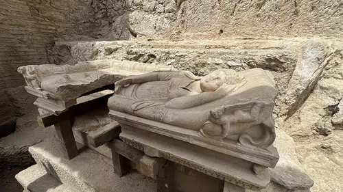 Olympos'ta anıtsal mezar ve içerisinde aristokrat bir kadına ait lahit bulundu