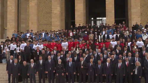Bakan Bak ile beraberindeki heyet, Anıtkabir'i ziyaret etti