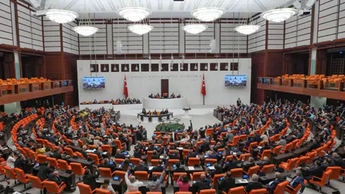 Emniyet teşkilatı ve basına yönelik düzenlemeleri de içeren kanun teklifi TBMM'de