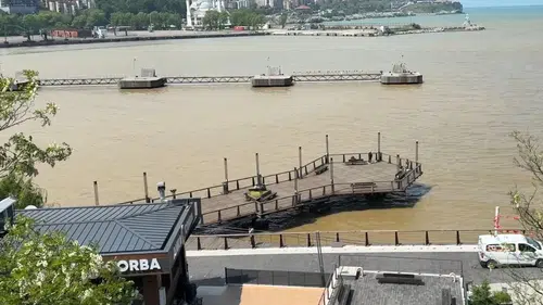 Zonguldak'ta derelerden taşınan çamurlu su denizin rengini değiştirdi