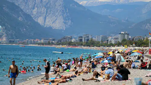 Antalya sahillerinde arife günü yoğunluğu yaşanıyor