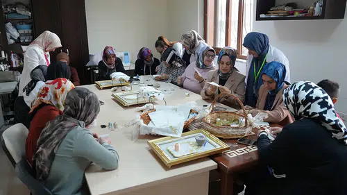 Büyükşehir’in geri dönüşüm atölyesinde kadın emeği göz doldurdu