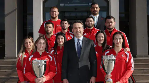 Bakan Bayraktar, Milli Güreşçileri ağırladı