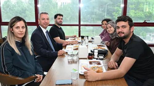 KSÜ Rektörü Okumuş, öğrencilerle yemekte buluştu