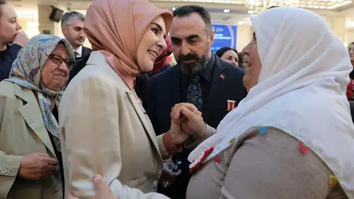 Bakan Göktaş, kahramanların anne ve eşleriyle buluştu