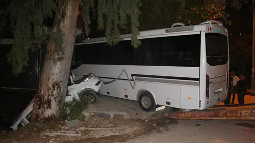 Midibüsün hafif ticari araca çarptığı kazada 2 kişi ağır yaralandı