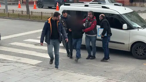 Bir kişi cami önünde silahla vurulmuş halde ölü bulundu