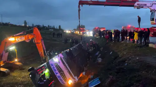 Yolcu otobüsü şarampole devrildi! 4 kişi öldü, 15 kişi yaralandı