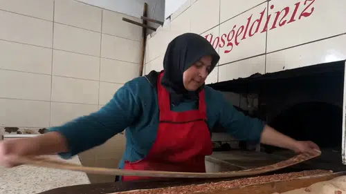 Çırak olarak başladığı pide fırınında 8 yıldır ustalık yapıyor