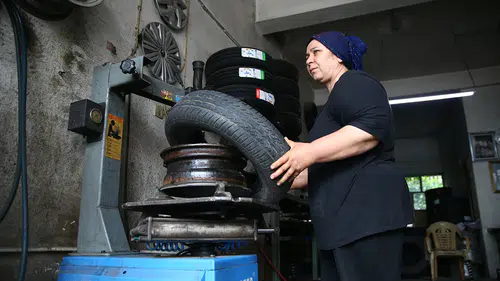 Lastik tamircisi Habibe usta meslekte 12 yılı geride bıraktı