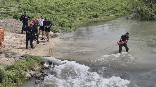 Nehirden geçmeye çalışan kamyonda 2 kişi mahsur kaldı