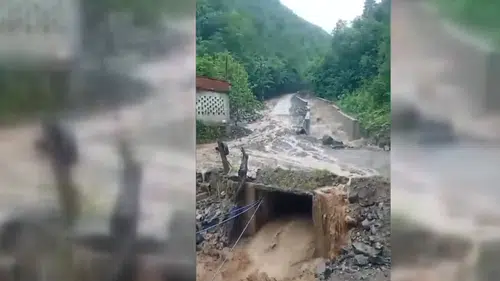 Sağanak taşkın ve heyelanlara neden oldu