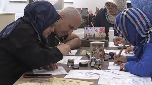 Kahramanmaraşlı depremzede hat sanatıyla hayata tutundu