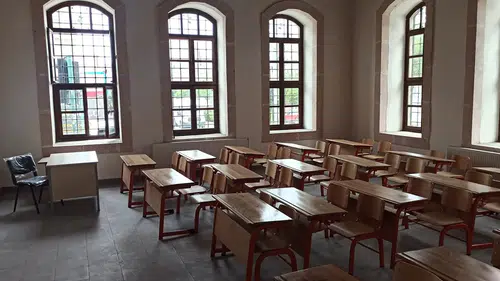 Depremlerde hasar 115 yıllık tarihi okulun restorasyonu tamamlandı