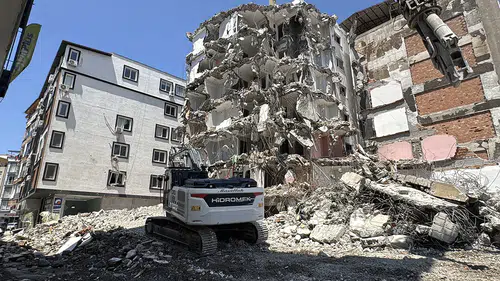 Ağır hasarlı binanın yıkımı sırasında başka bina zarar gördü