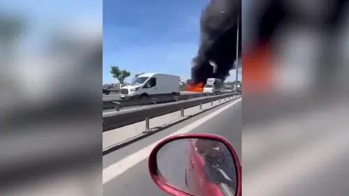 Küçükçekmece'de seyir halindeki otomobil yandı