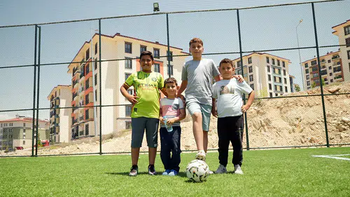Çocuklar için 3 yeni halı saha ve yeni oyun alanı
