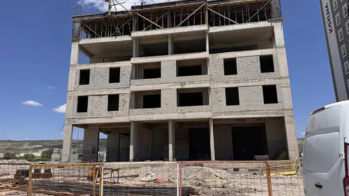 Dengesini kaybeden işçi 4. kattan düştü