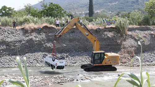 Ticari araç nehre uçtu! Sürücü hayatını kaybetti