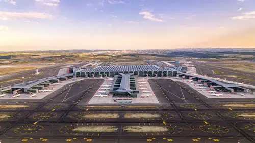THY uçağının kanadı Antalya Havalimanı'nda radar anten direğine temas etti