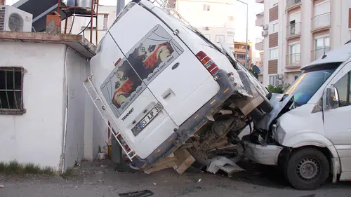 Tarım işçilerini taşıyan 2 minibüs çarpıştı