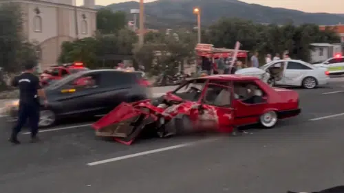 İki otomobilin çarpıştığı kazada 2 kişi yaşamını yitirdi
