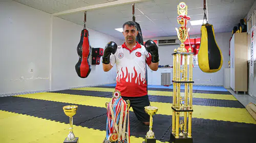 Dünya karate şampiyonu muhtar, öğrencileriyle Avrupa şampiyonluğu hedefliyor