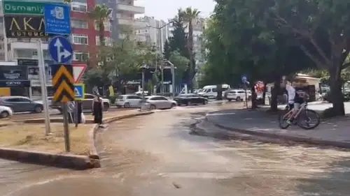 İçme suyu borusu patladı! Yollar göle döndü