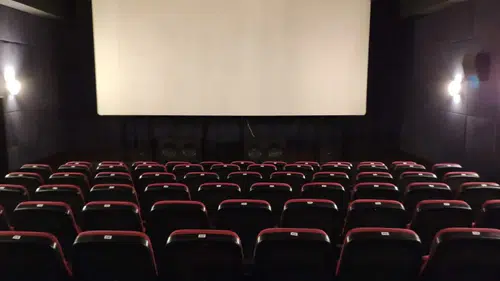 Deprem bölgesindeki 200 bin öğrenciye ücretsiz sinema bileti