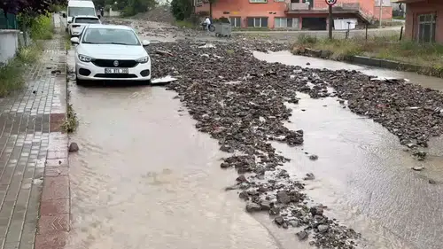 Sağanak ve dolu trafikte aksamalara neden oldu