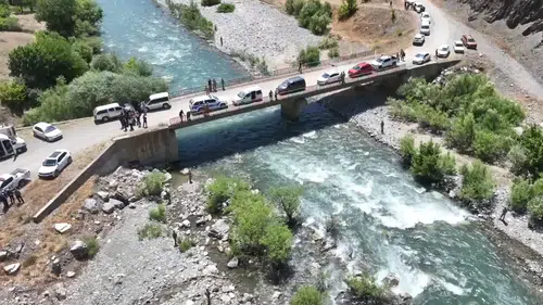 Çayda akıntıya kapılan kişi aranıyor