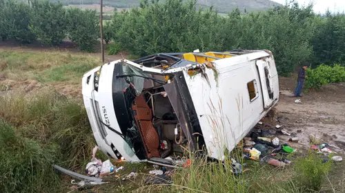 Isparta'da tur otobüsünün devrildiği kazada 5 kişi öldü, 25 yaralı