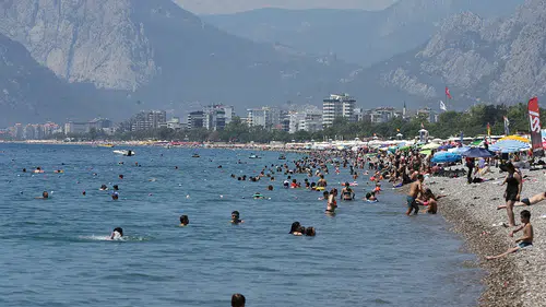 Sıcaktan bunalanlar sahillerde yoğunluk oluşturdu