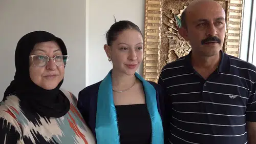 Hayvancılık yapan genç kız üniversiteden birincilikle mezun oldu