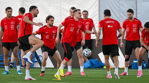 Bakan Bak, A Milli Futbol Takımının Kanada'daki ilk antrenmanını izledi