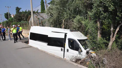 Gasbettiği yolcu minibüsüyle kaza yapan zanlı hayatını kaybetti