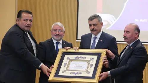 İçişleri Bakanı Çiftçi, Çorum'da fahri hemşehrilik beratı verildi