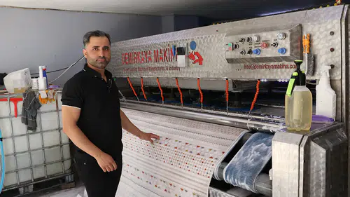 Yıkamak için aldığı battaniyeden çıkan 3 cüzdanı müşterisine teslim etti