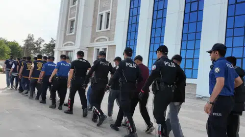 Sosyal medyada silah teşhiri yapan 14 zanlı gözaltına alındı