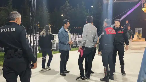 Mezuniyet balosunda gençler birbirine girdi
