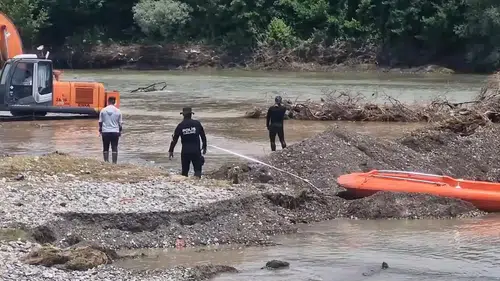Çaya düşen gençten 13 gündür haber yok
