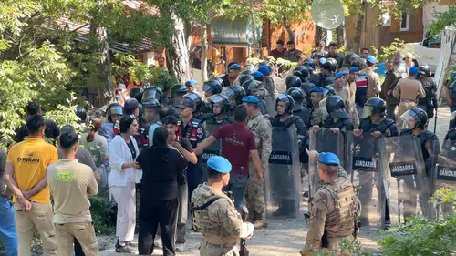 Kaçak evlerin yıkımında gerginlik yaşandı