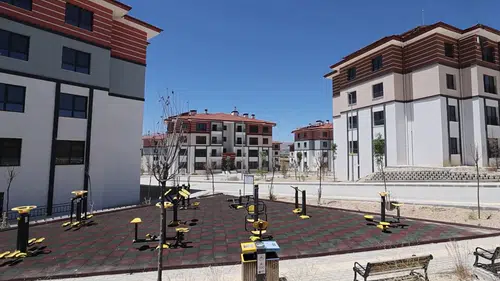 Deprem konutlarının hak sahiplerine teslimine devam ediliyor