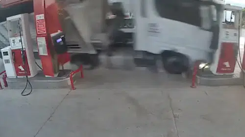 Tır akaryakıt istasyonundaki marketin duvarına çarptı