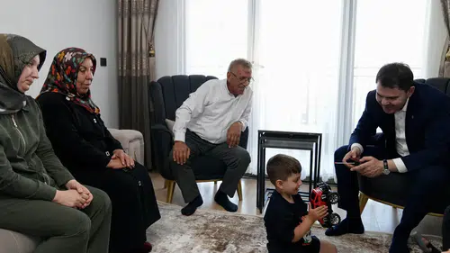 Bakan Kurum’dan depremzede Yusuf ve dedesine ziyaret