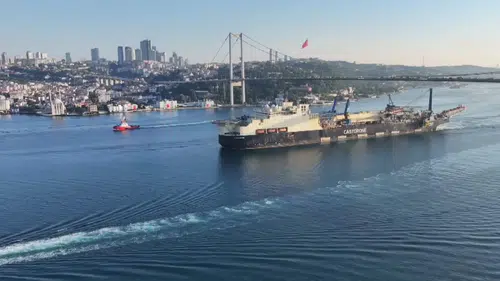 Doğal gaz boru hattı döşeme gemisi İstanbul Boğazı'ndan geçti
