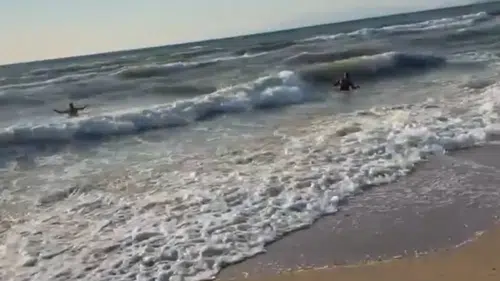 Dalgalara kapılan 12 kişiden 3'ü boğuldu
