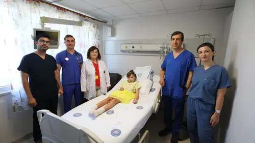 Kırgızistanlı çocuk Akdeniz Üniversitesi Hastanesi'nde sağlığına kavuştu