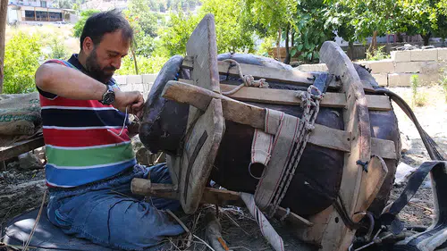 Ata mesleği semerciliği prefabrik atölyesinde sürdürüyor