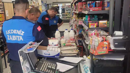 Şikayet üzerine denetlenen zincir markette tarihi geçmiş ürünler bulundu